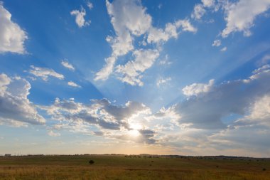 Güneş bulutların arasından ışıldıyor