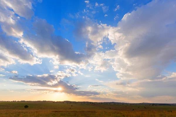 Sol brilhando através das nuvens — Fotografia de Stock