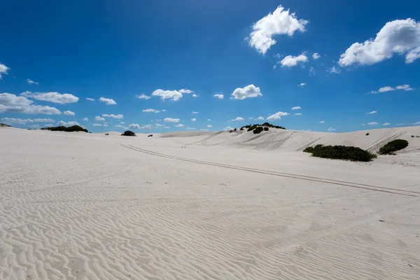 Sabbia bianca e cielo blu — Foto Stock