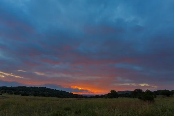 Kırmızı Güneş bulutların üzerinde