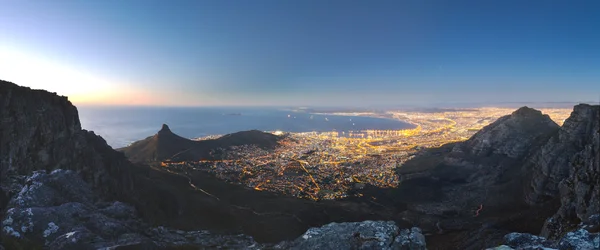 Cape Town şehir ışıklarını Masa Dağı