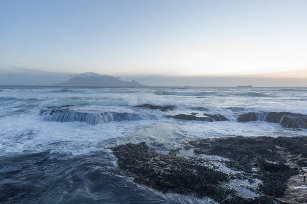 Vue sur la montagne de la Table depuis Bloubergstrand — Photo