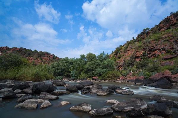 Agua que fluye entre las rocas — Foto de Stock