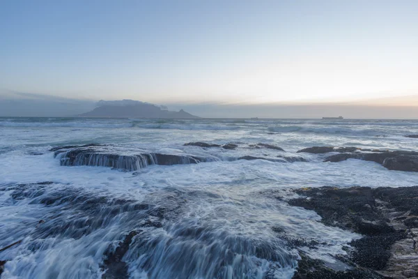 Olas rompiendo sobre rocas — Foto de Stock