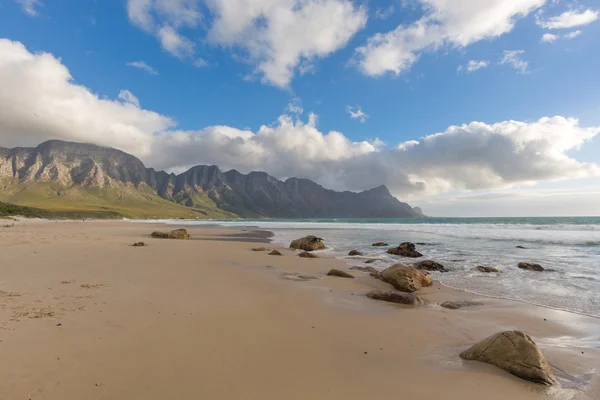 Nuages sur la montagne à la plage — Photo