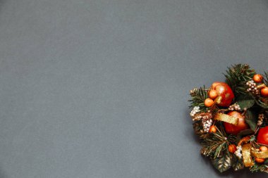 Noel ağacı, kurdele ve oyuncakları olan gri bir arkaplan.