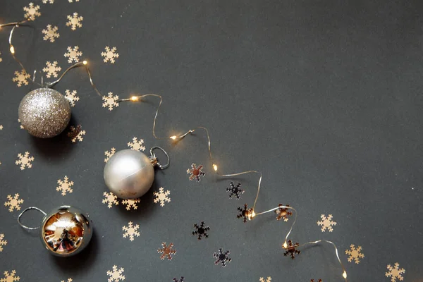 Bir çelenk ve Noel oyuncaklarıyla Yeni Yıl Gri Fotofonu