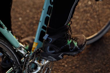 Sabahları mavi bisikletli bir adam soğuk sezonda işe gider.