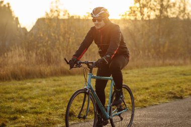 Sabahları mavi bisikletli bir adam soğuk sezonda işe gider.
