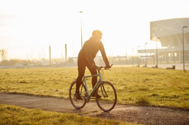 Sabahları mavi bisikletli bir adam soğuk sezonda işe gider.