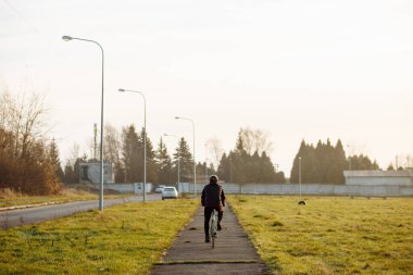 Sabahları mavi bisikletli bir adam soğuk sezonda işe gider.
