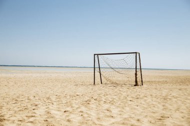 Deniz kenarında plaj futbolu. Plaj futbolu kapıları