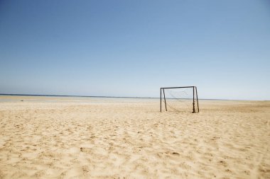 Deniz kenarında plaj futbolu. Plaj futbolu kapıları