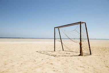 Deniz kenarında plaj futbolu. Plaj futbolu kapıları