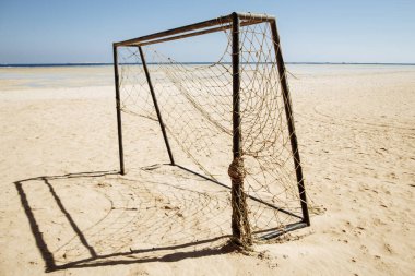 Deniz kenarında plaj futbolu. Plaj futbolu kapıları