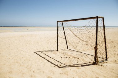 Deniz kenarında plaj futbolu. Plaj futbolu kapıları