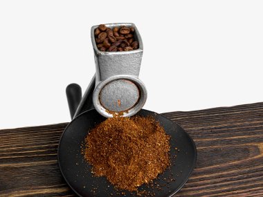 Kahve dükkanında kavrulmuş kahve çekirdekli eski model el değirmeni.