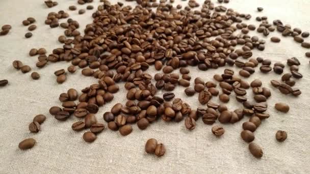 Aromatyczne Ziarna Kawy Losowo Rozrzucane Serwetce Tekstylnej Powolnym Obrocie — Wideo stockowe