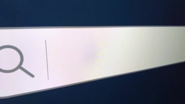 Http arama çubuğunda imleç, bilgisayar monitörü ve kamera yakınlaştırma efektiyle yazıldı
