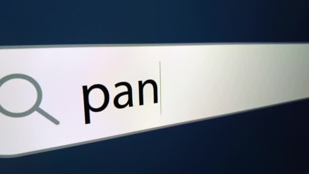 Pandemia escrito na barra de pesquisa com cursor e ponto de interrogação no final, um monitor de computador, close-up com o efeito de um zoom da câmera — Vídeo de Stock