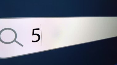 İmleç ile arama çubuğunda yazılan 5G yongalama, bir bilgisayar monitörü, kamera yakınlaştırma efektiyle yakın plan
