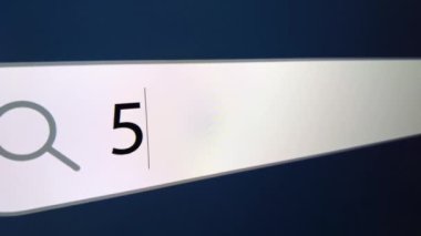 Arama çubuğunda imleç ve soru işareti ile 5G yazıldı, bir bilgisayar monitörü, kamera yakınlaştırma efektiyle yakın plan