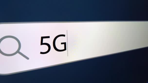 5G chipping skriven i sökfältet med markör och frågetecken i slutet, en datorskärm, närbild med effekten av en kamera zoom — Stockvideo