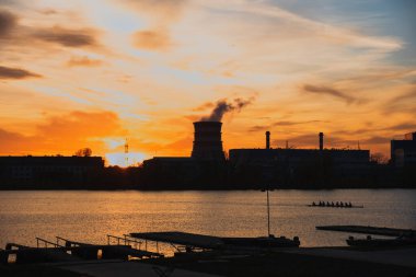 seçici odak, nükleer enerji santrali manzaralı kürek çekme, günbatımında sanayi manzarası, enerji konsepti. 