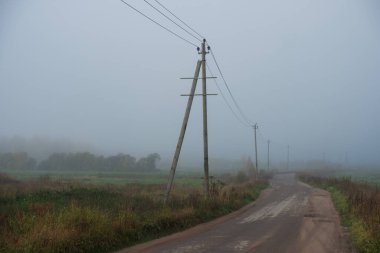 seçici odak, puslu mesafeye giden kırsal viraj yolu
