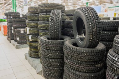 Otomobil lastiklerinin süpermarketinde çivili lastikler.