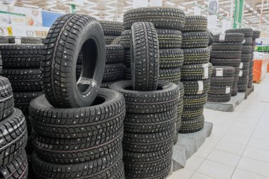 Kış için arabanızı hazırlayın, kış tekerlekleri için alışveriş yapın, kış lastikleri, çivili geniş bir lastik yelpazesi..