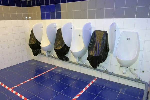 Soziale Distanz Auch Einer Öffentlichen Toilette Aufgrund Der Covid Pandemie — Stockfoto