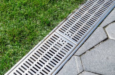 Sokak ayrımı fırtına suyu drenajı, suların çimlerden ve kaldırımlardan çekilmesi ve ayrışması için.