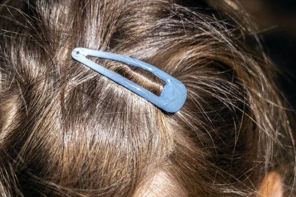 Turkuaz Saç Tokası Kızın Saçında Saçı Saç Stilini Kafasında Tutuyor — Stok fotoğraf
