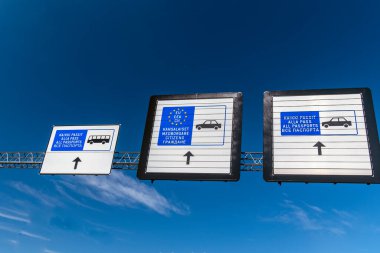 Imatra, Finlandiya, Temmuz 2019: Rusya-Finlandiya sınırının önündeki yol kalkanı, trafik yönünü gösterir.