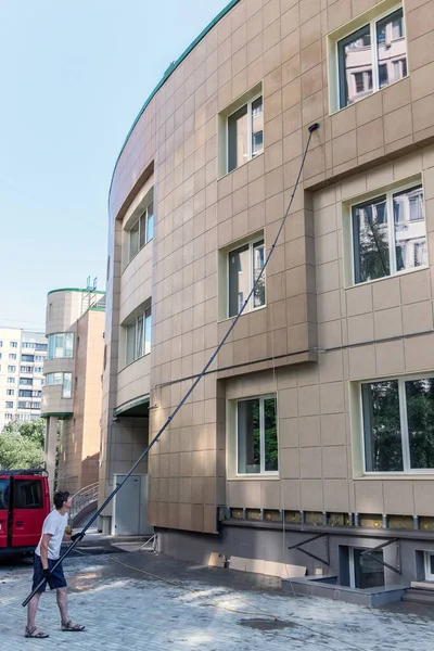 Grote Telescopische Borstel Voor Het Wassen Van Ramen Muren Van — Stockfoto