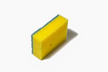 Beyaz arkaplanda bir bulaşık süngeri