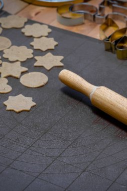 Zencefilli kurabiye yapma süreci. Avrupa ve Amerika 'nın yeni yıl ve Noel gelenekleri. Ev hanımı Noel kurabiyesi yapar. Noel kurabiyesi. yemek hazırlama kenarı görünümü