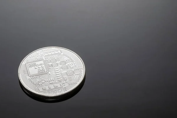 Bitcoin Cryptocurrency Ligger Svart Reflekterande Yta Mot Mörk Bakgrund Gräsrotsfinansiering — Stockfoto