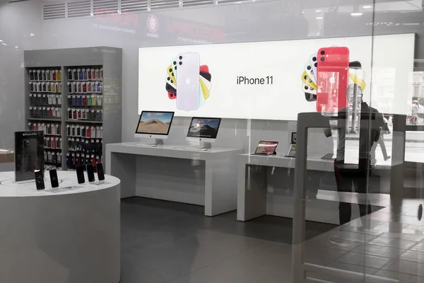 Rusya, St. Petersburg, Ekim 2019: alışveriş merkezinin atmosferinde Apple teknolojisinin mağaza satışları. Yeni iPhone 11 ve iphone 11 Pro reklamları. iş satıcıları telefonları.