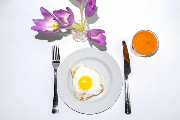 Deliziosa Colazione Isolata Sfondo Bianco Uova Strapazzate Pane Tostato Coltello — Foto Stock