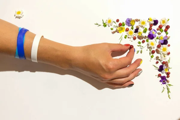 Mão Feminina Com Flores Bagas Fundo Branco Cosméticos Mãos Dobra — Fotografia de Stock
