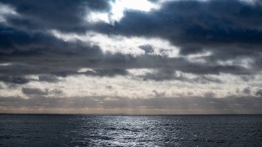 İnanılmaz güzel deniz manzarası, gökyüzü, bulutlar. romantik ve pasifik doğa arkaplanı.