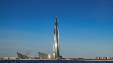 Aziz Pettersburg. RUSSIA - Ocak 2020: şafak ve panoramik manzara Lakhta Merkezi gökdelen (Gazprom genel merkezi) şehir dışında gökdelen, mavi gökyüzü ve mavi Baltık Denizi manzarası