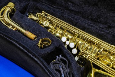 Müzik enstrümanı saksafon mavi arka planda bir çantada, saksafon, pirinç saksafon, altın saksafon, müzik aleti