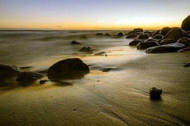 Lash Love rengiyle boyanmış denizin üzerinde çok güzel bir gün batımı.