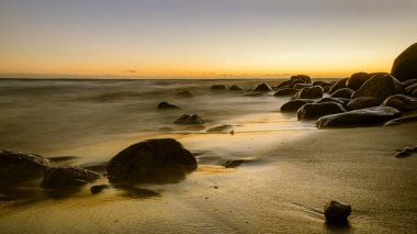 Lash Love rengiyle boyanmış, seçici bir odak noktası olan deniz üzerinde çok güzel bir gün batımı.