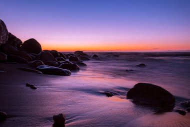 Çok güzel bir gün batımı ve gün batımından sonra parlak bir atmosfer klasik mavi bir mor renkle. seçici odak