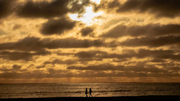 Beau Coucher Soleil Ardent Brillant Travers Des Nuages Sombres Épais — Photo