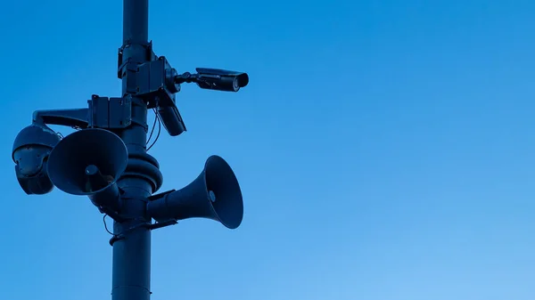 Alles Onder Controle Zwarte Camera Bekijken Een Kolom Een Openbare — Stockfoto